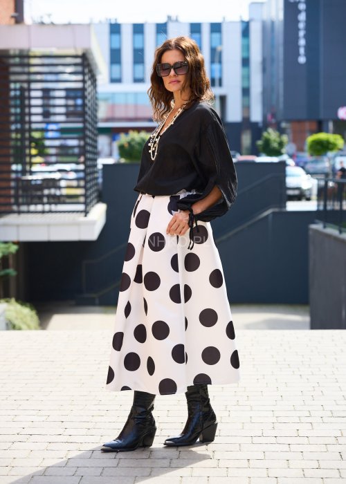 Biała spódnica midi w czarne grochy, rozkloszowana, z wysokim stanem i plisowaniem, styl retro