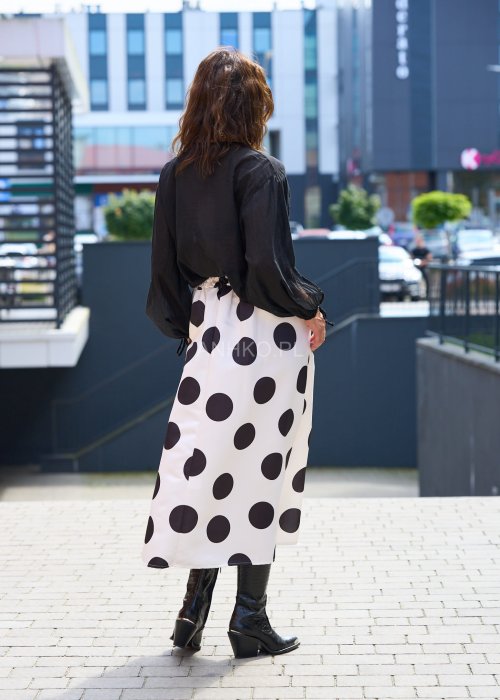 Biała spódnica midi w czarne grochy, rozkloszowana, z wysokim stanem i plisowaniem, styl retro