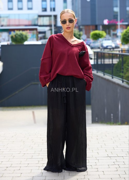 Wiśniowa bluza damska oversize z dekoltem w serek i ozdobnym kwiatem na piersi