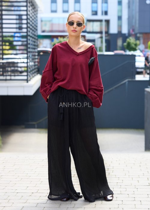 Wiśniowa bluza damska oversize z dekoltem w serek i ozdobnym kwiatem na piersi