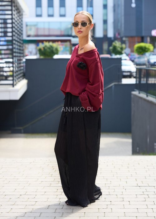 Wiśniowa bluza damska oversize z dekoltem w serek i ozdobnym kwiatem na piersi