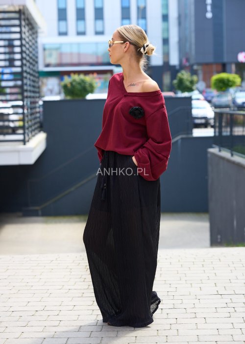 Wiśniowa bluza damska oversize z dekoltem w serek i ozdobnym kwiatem na piersi