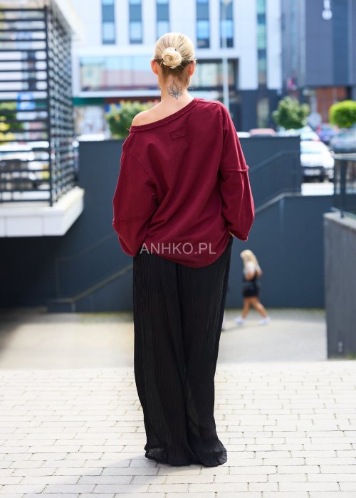 Wiśniowa bluza damska oversize z dekoltem w serek i ozdobnym kwiatem na piersi