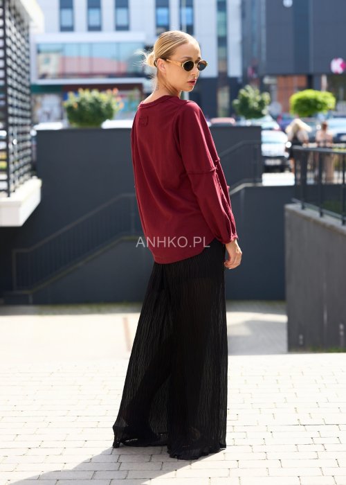 Wiśniowa bluza damska oversize z dekoltem w serek i ozdobnym kwiatem na piersi