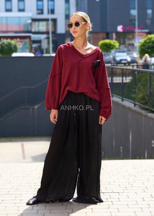 Wiśniowa bluza damska oversize z dekoltem w serek i ozdobnym kwiatem na piersi