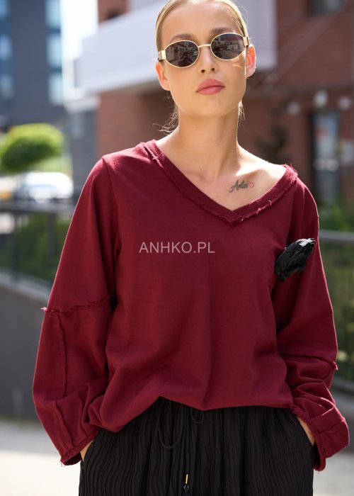 Wiśniowa bluza damska oversize z dekoltem w serek i ozdobnym kwiatem na piersi