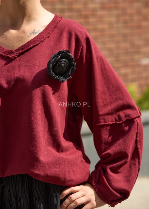 Wiśniowa bluza damska oversize z dekoltem w serek i ozdobnym kwiatem na piersi