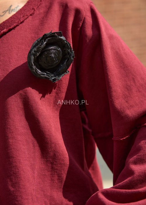 Wiśniowa bluza damska oversize z dekoltem w serek i ozdobnym kwiatem na piersi