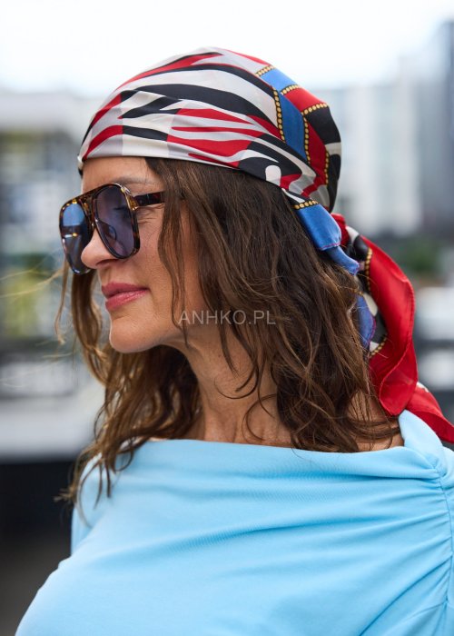 Odważna i stylowa apaszka z motywem zebry i kontrastową ramką w krowie cętki