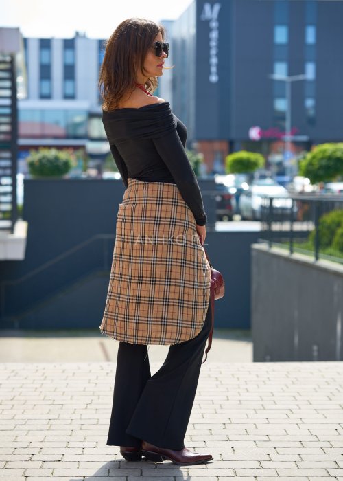 czarna bluzka hiszpanka z długim rękawem, elegancka i dopasowana, świetna baza do wielu stylizacji.