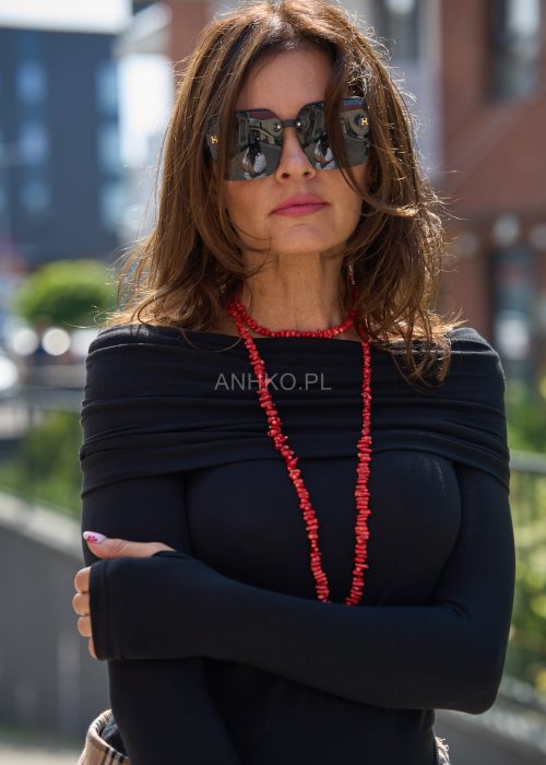 czarna bluzka hiszpanka z długim rękawem, elegancka i dopasowana, świetna baza do wielu stylizacji.