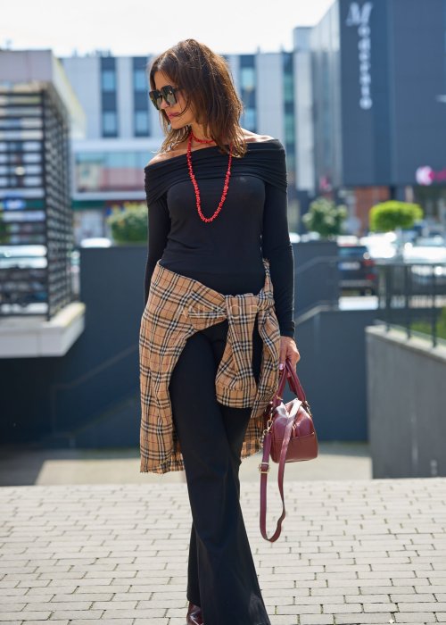 czarna bluzka hiszpanka z długim rękawem, elegancka i dopasowana, świetna baza do wielu stylizacji.