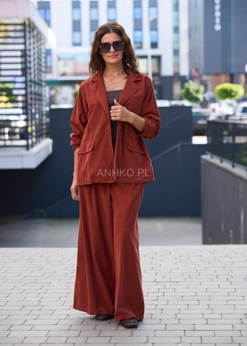 Komplet damski w kolorze ceglanym – luźny żakiet z dużymi kieszeniami i szerokie spodnie z wysokim stanem, stylowa elegancja na co dzień