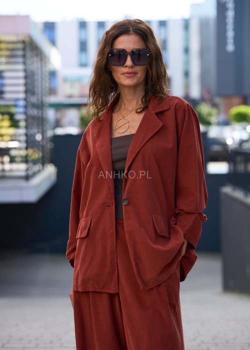 Komplet damski w kolorze ceglanym – luźny żakiet z dużymi kieszeniami i szerokie spodnie z wysokim stanem, stylowa elegancja na co dzień