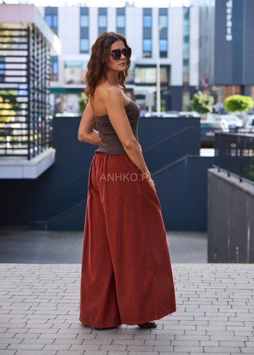 Komplet damski w kolorze ceglanym – luźny żakiet z dużymi kieszeniami i szerokie spodnie z wysokim stanem, stylowa elegancja na co dzień