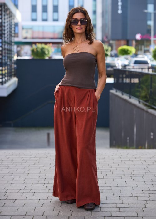 Brązowy dopasowany top bez ramiączek, minimalistyczny i uniwersalny element garderoby damskiej
