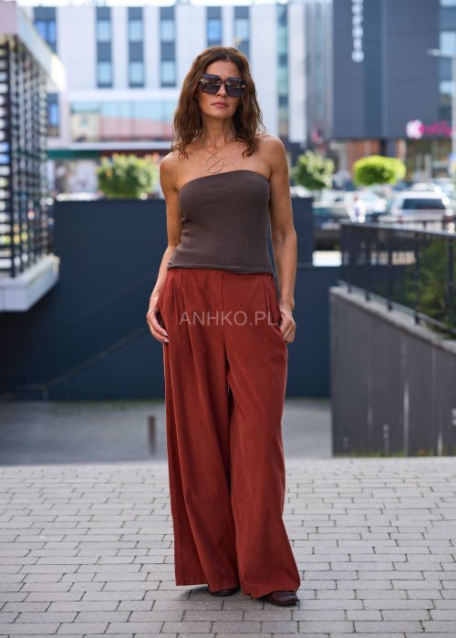 Brązowy dopasowany top bez ramiączek, minimalistyczny i uniwersalny element garderoby damskiej