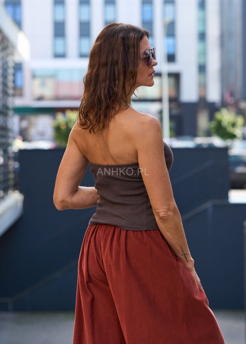 Brązowy dopasowany top bez ramiączek, minimalistyczny i uniwersalny element garderoby damskiej