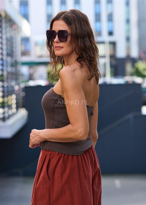 Brązowy dopasowany top bez ramiączek, minimalistyczny i uniwersalny element garderoby damskiej