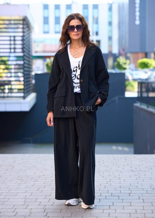 Komplet damski w kolorze czarnym– luźny żakiet z dużymi kieszeniami i szerokie spodnie z wysokim stanem, stylowa elegancja na co dzień