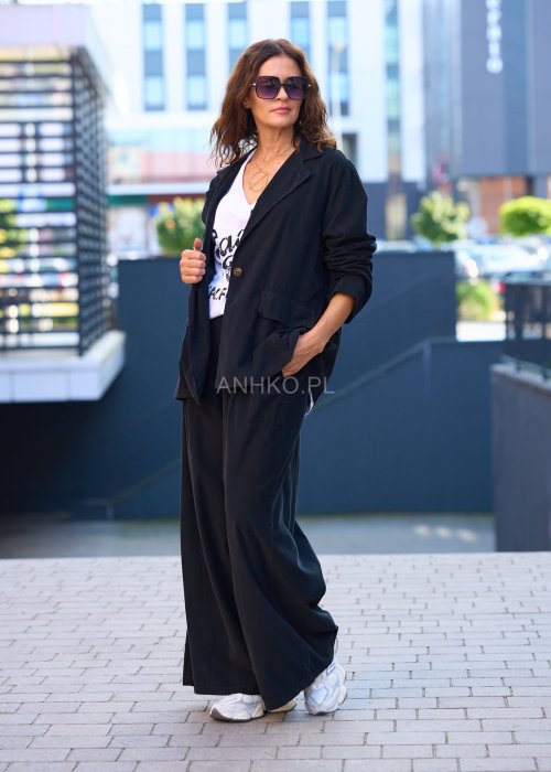 Komplet damski w kolorze czarnym– luźny żakiet z dużymi kieszeniami i szerokie spodnie z wysokim stanem, stylowa elegancja na co dzień
