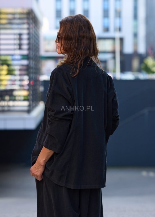 Komplet damski w kolorze czarnym– luźny żakiet z dużymi kieszeniami i szerokie spodnie z wysokim stanem, stylowa elegancja na co dzień