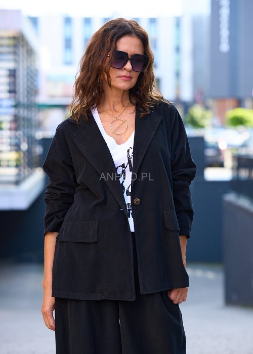 Komplet damski w kolorze czarnym– luźny żakiet z dużymi kieszeniami i szerokie spodnie z wysokim stanem, stylowa elegancja na co dzień