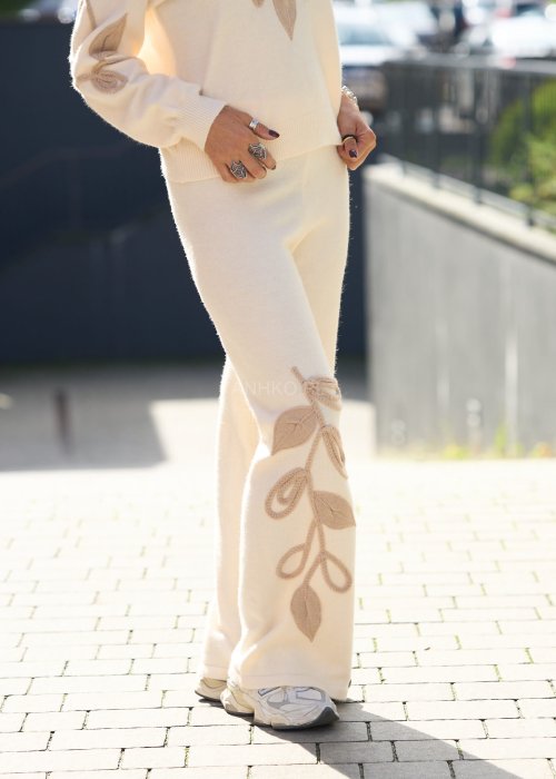 Komplet damski dzianinowy w kolorze ecru z beżowym haftem liści, sweter z długim rękawem i spodnie z szeroką nogawką