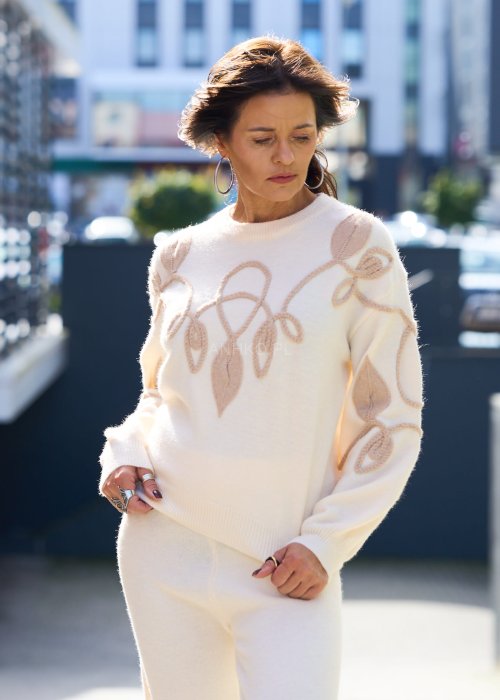 Komplet damski dzianinowy w kolorze ecru z beżowym haftem liści, sweter z długim rękawem i spodnie z szeroką nogawką