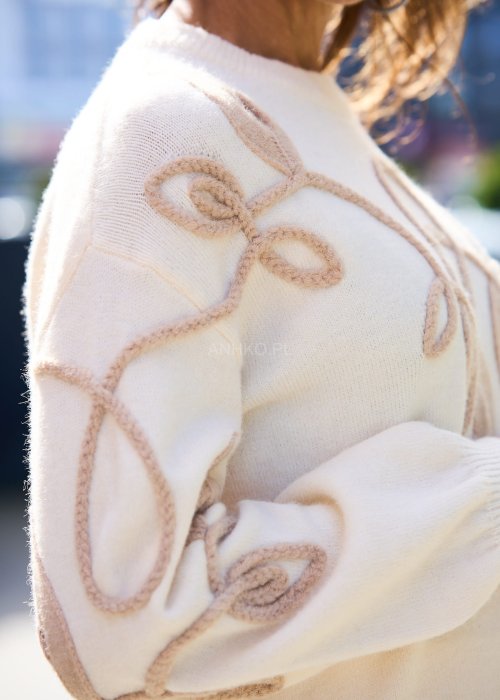 Komplet damski dzianinowy w kolorze ecru z beżowym haftem liści, sweter z długim rękawem i spodnie z szeroką nogawką