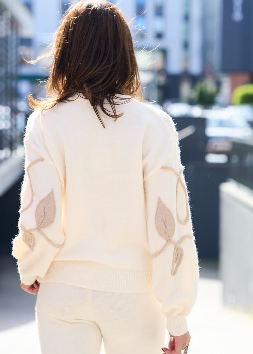 Komplet damski dzianinowy w kolorze ecru z beżowym haftem liści, sweter z długim rękawem i spodnie z szeroką nogawką