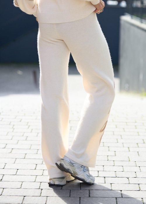 Komplet damski dzianinowy w kolorze ecru z beżowym haftem liści, sweter z długim rękawem i spodnie z szeroką nogawką