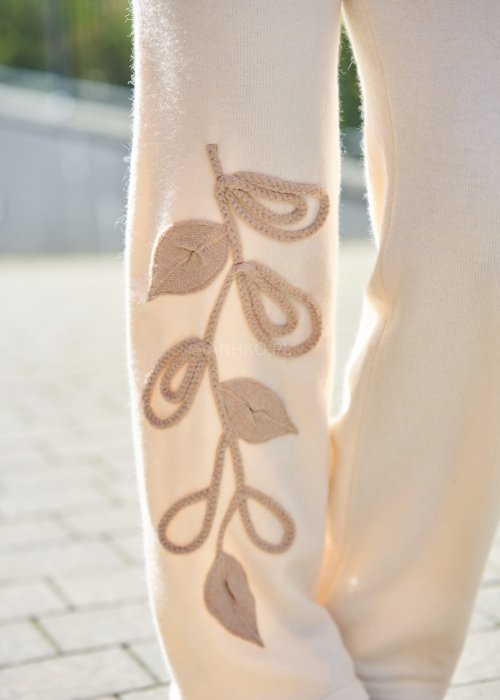 Komplet damski dzianinowy w kolorze ecru z beżowym haftem liści, sweter z długim rękawem i spodnie z szeroką nogawką