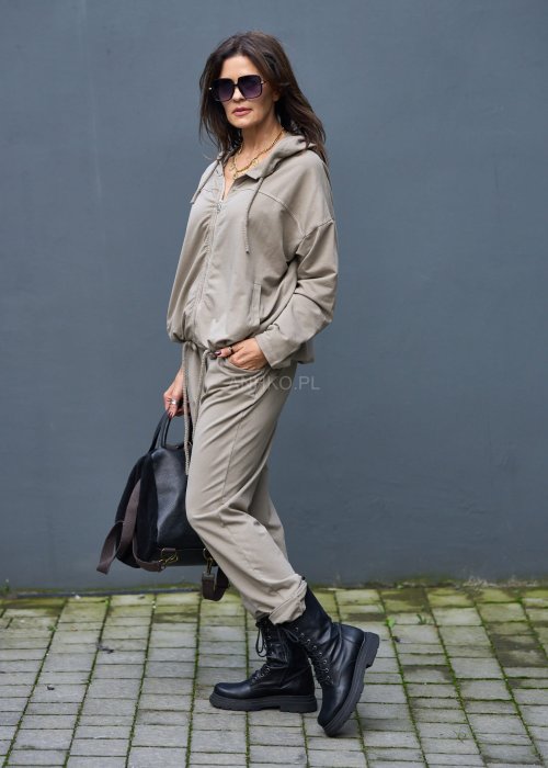 Damski komplet dresowy oversize w kolorze taupe z bluzą na zamek i spodniami z elastycznym pasem, stylizacja miejska z botkami.