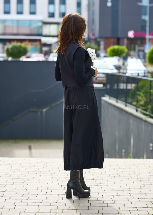 Czarne spodnie damskie szerokie z gumką w pasie i luźnym krojem, styl oversize