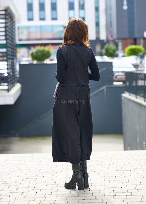 Czarne spodnie damskie szerokie z gumką w pasie i luźnym krojem, styl oversize