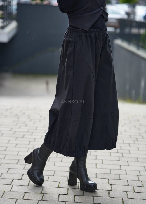 Czarne spodnie damskie szerokie z gumką w pasie i luźnym krojem, styl oversize