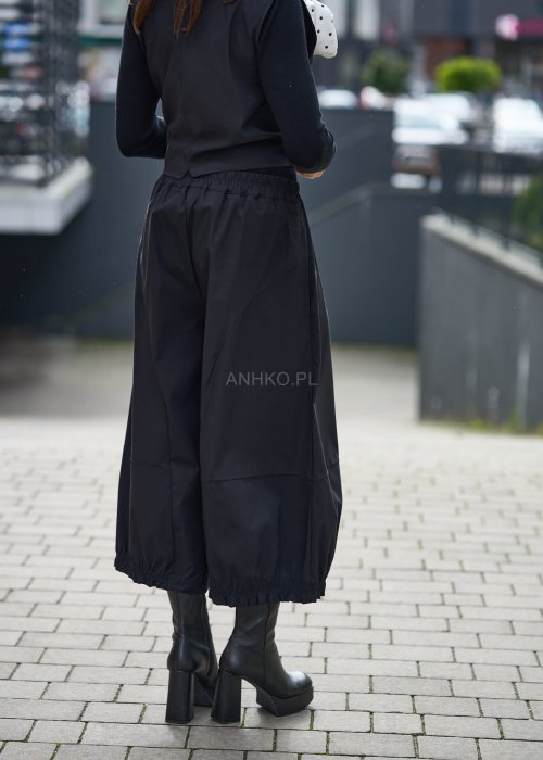 Czarne spodnie damskie szerokie z gumką w pasie i luźnym krojem, styl oversize
