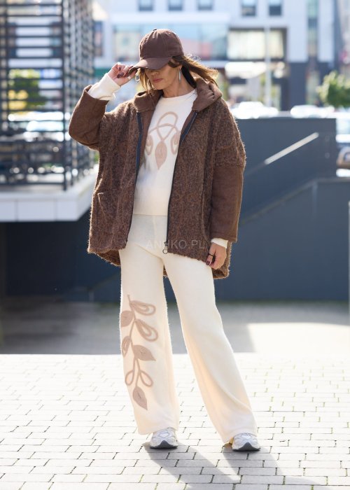 Komplet damski dzianinowy w kolorze ecru z beżowym haftem liści, sweter z długim rękawem i spodnie z szeroką nogawką