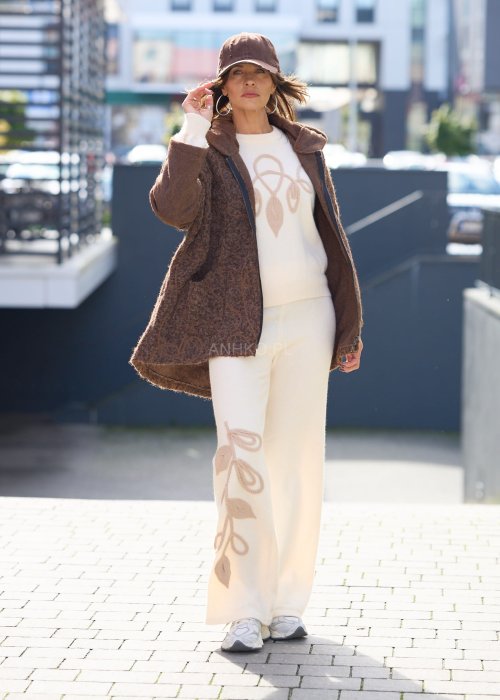 Komplet damski dzianinowy w kolorze ecru z beżowym haftem liści, sweter z długim rękawem i spodnie z szeroką nogawką