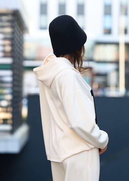 Kremowy damski komplet dresowy z szerokimi spodniami i bluzą z kapturem oversize, litera M na przodzie, styl casual