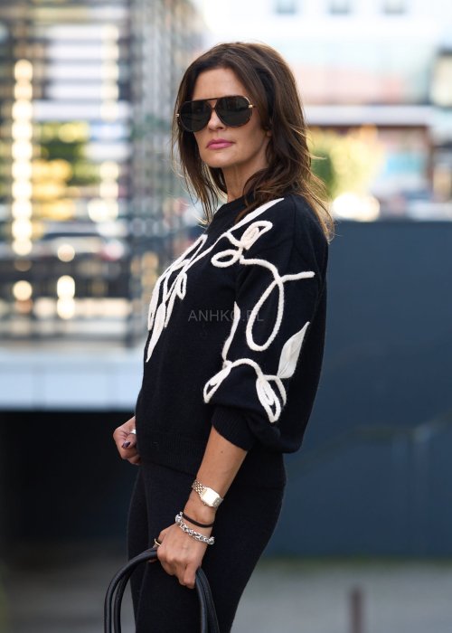 Komplet damski dzianinowy w kolorze czarnym z kremowym haftem liści, sweter z długim rękawem i spodnie z szeroką nogawką