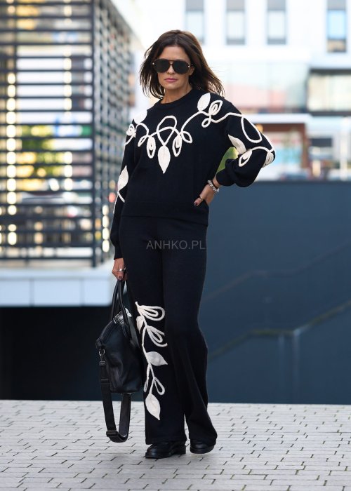 Komplet damski dzianinowy w kolorze czarnym z kremowym haftem liści, sweter z długim rękawem i spodnie z szeroką nogawką