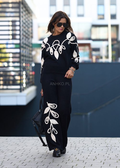 Komplet damski dzianinowy w kolorze czarnym z kremowym haftem liści, sweter z długim rękawem i spodnie z szeroką nogawką