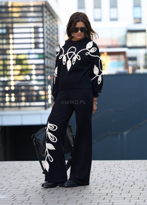 Komplet damski dzianinowy w kolorze czarnym z kremowym haftem liści, sweter z długim rękawem i spodnie z szeroką nogawką