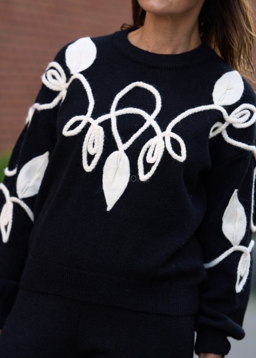 Komplet damski dzianinowy w kolorze czarnym z kremowym haftem liści, sweter z długim rękawem i spodnie z szeroką nogawką
