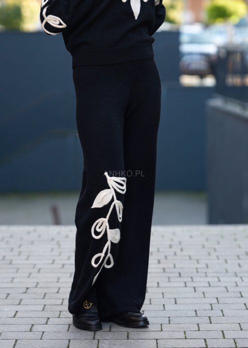Komplet damski dzianinowy w kolorze czarnym z kremowym haftem liści, sweter z długim rękawem i spodnie z szeroką nogawką