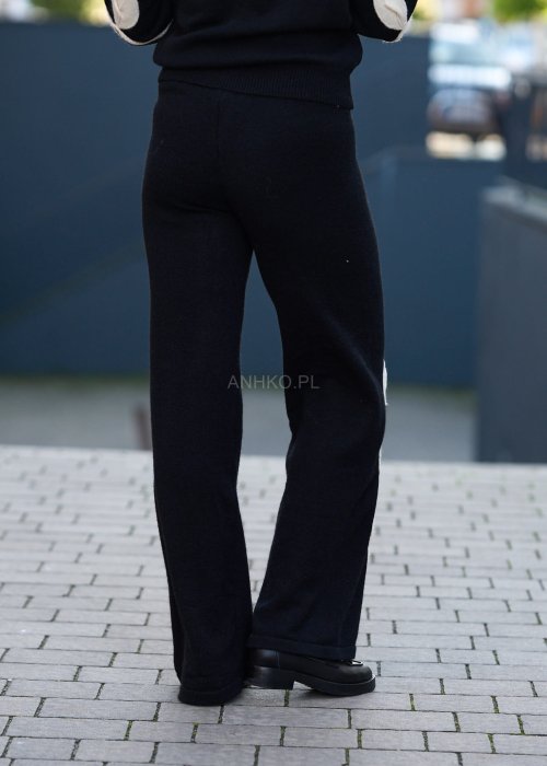 Komplet damski dzianinowy w kolorze czarnym z kremowym haftem liści, sweter z długim rękawem i spodnie z szeroką nogawką