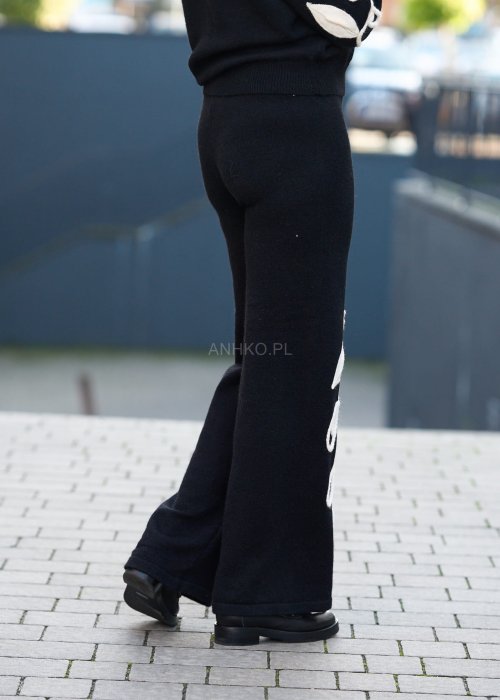 Komplet damski dzianinowy w kolorze czarnym z kremowym haftem liści, sweter z długim rękawem i spodnie z szeroką nogawką