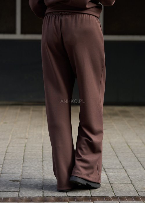 Brązowy komplet dresowy damski z oversize’ową bluzą z literą M i szerokimi spodniami z elastycznym pasem, stylizacja w nowoczesnym miejskim klimacie